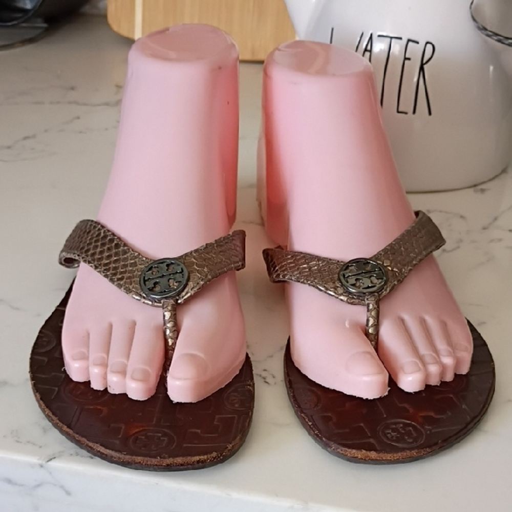 TORY BURCH Bronze Snake-Texture Thong Sandals with Logo Accent - Women